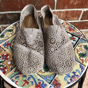 Floral Toms size 9